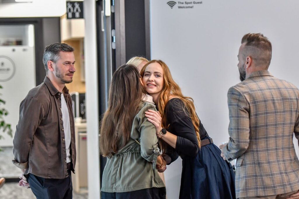 Účastníci a účastníčky Business Breakfast Bratislava počúvajú prezentáciu o Employee Experience.